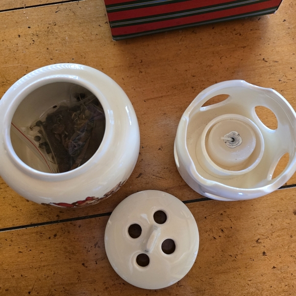 New vintage hand painted Christmas potpourri press. - Picture 6 of 8